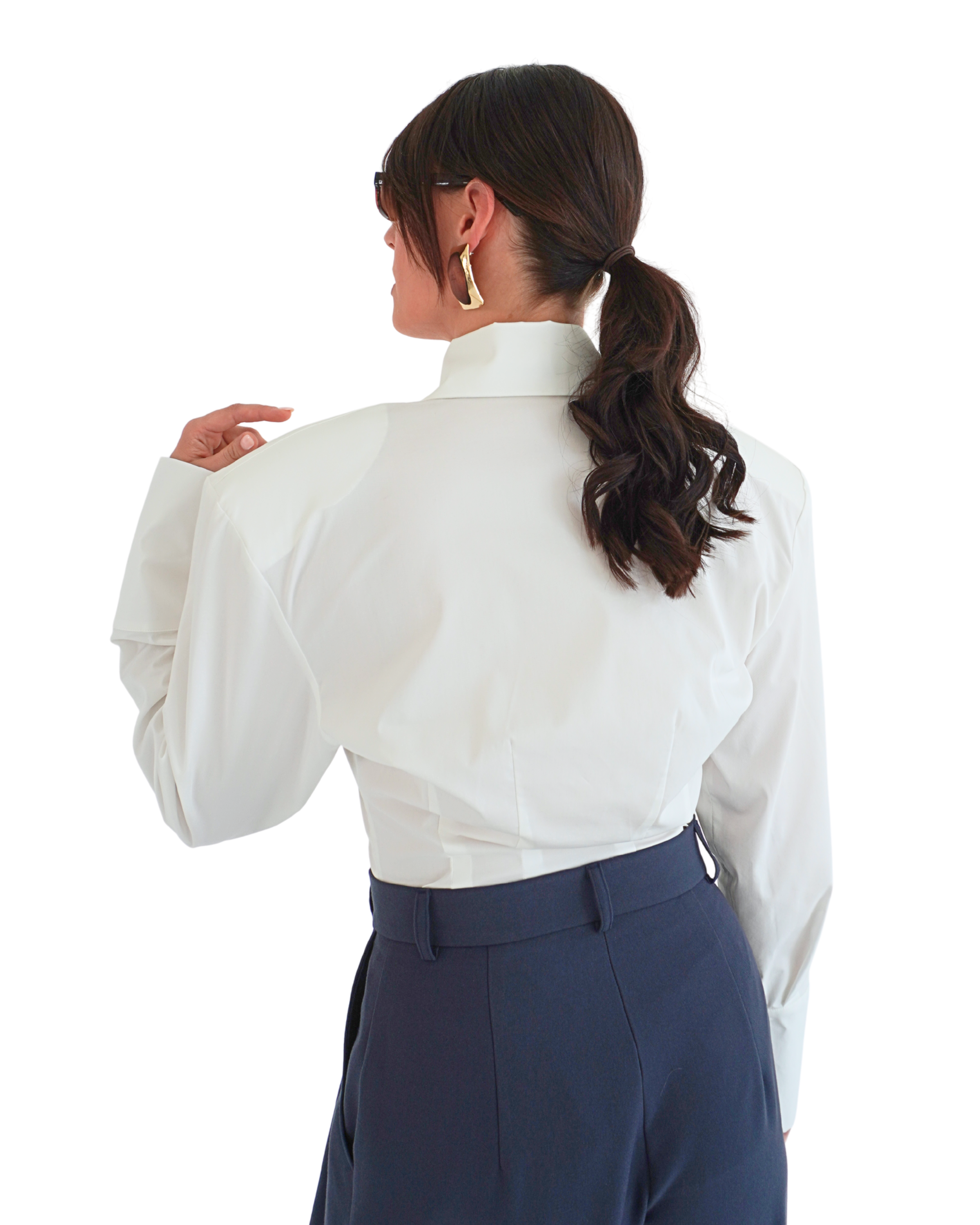 Back view of Athéna shirt highlighting the structured fit and defined waist for a flattering feminine silhouette THÉFI