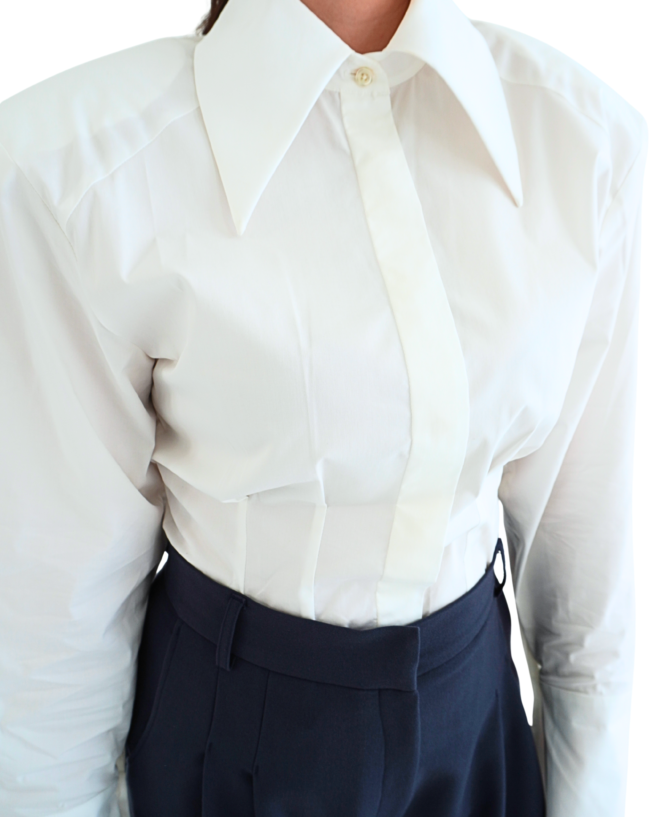 Detail of Athéna shirt featuring a structured collar and premium fabric THÉFI