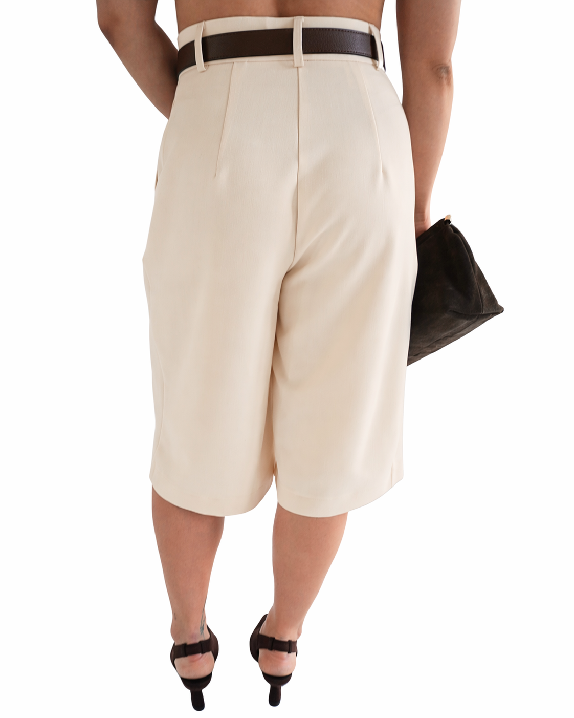 Back view of Delia bermuda shorts showing tailored fit and clean structure for a flattering silhouette THÉFI