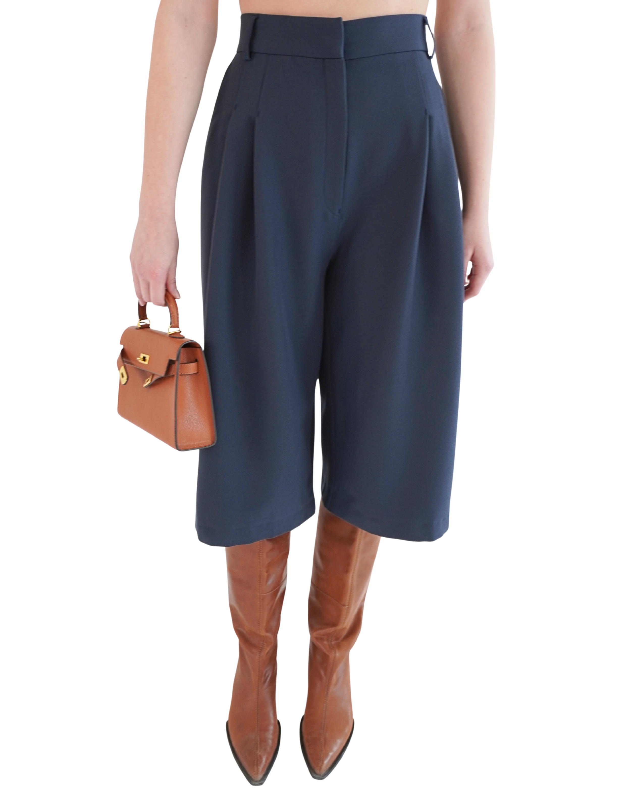 Navy Delia bermuda shorts with high waist and tailored fit creating a clean elongated silhouette THÉFI
