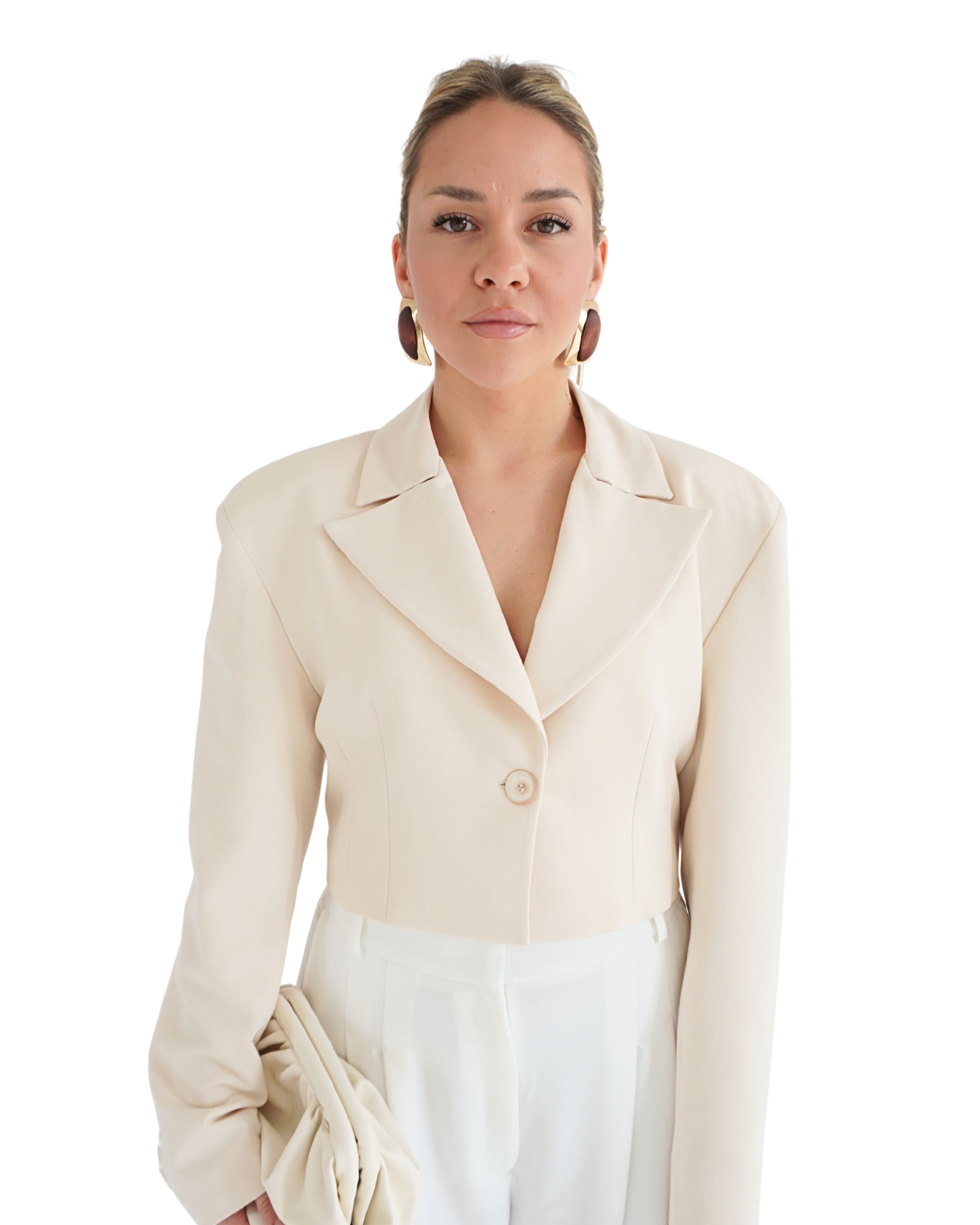 Beige apricot crop blazer THÉFI – front portrait highlighting structured shoulders and clean tailoring