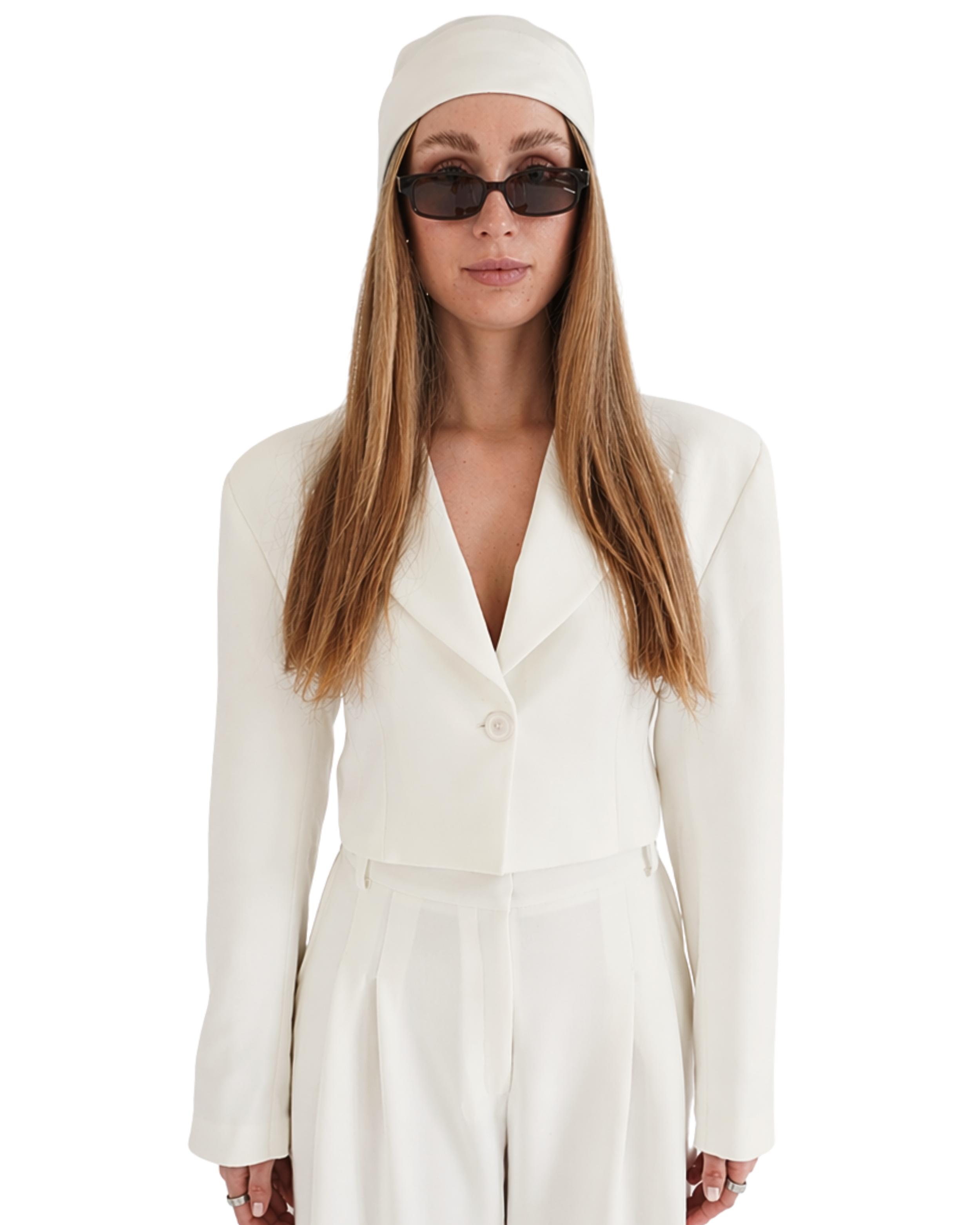 Cream crop blazer THÉFI – front portrait styled with headscarf highlighting structured shoulders and cinched waist