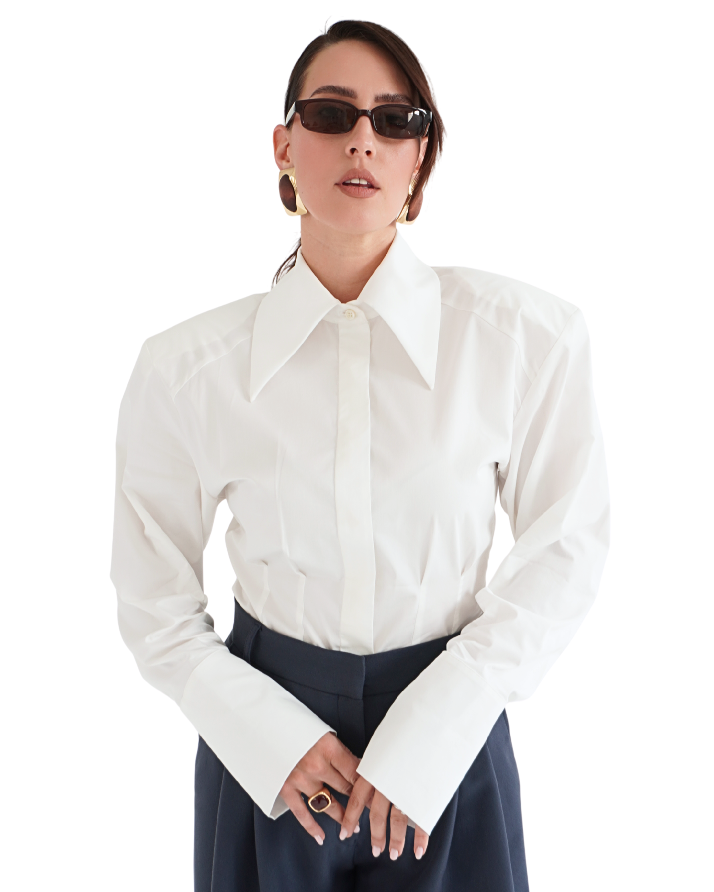 White structured shirt Athéna with defined waist and statement collar creating a feminine silhouette THÉFI