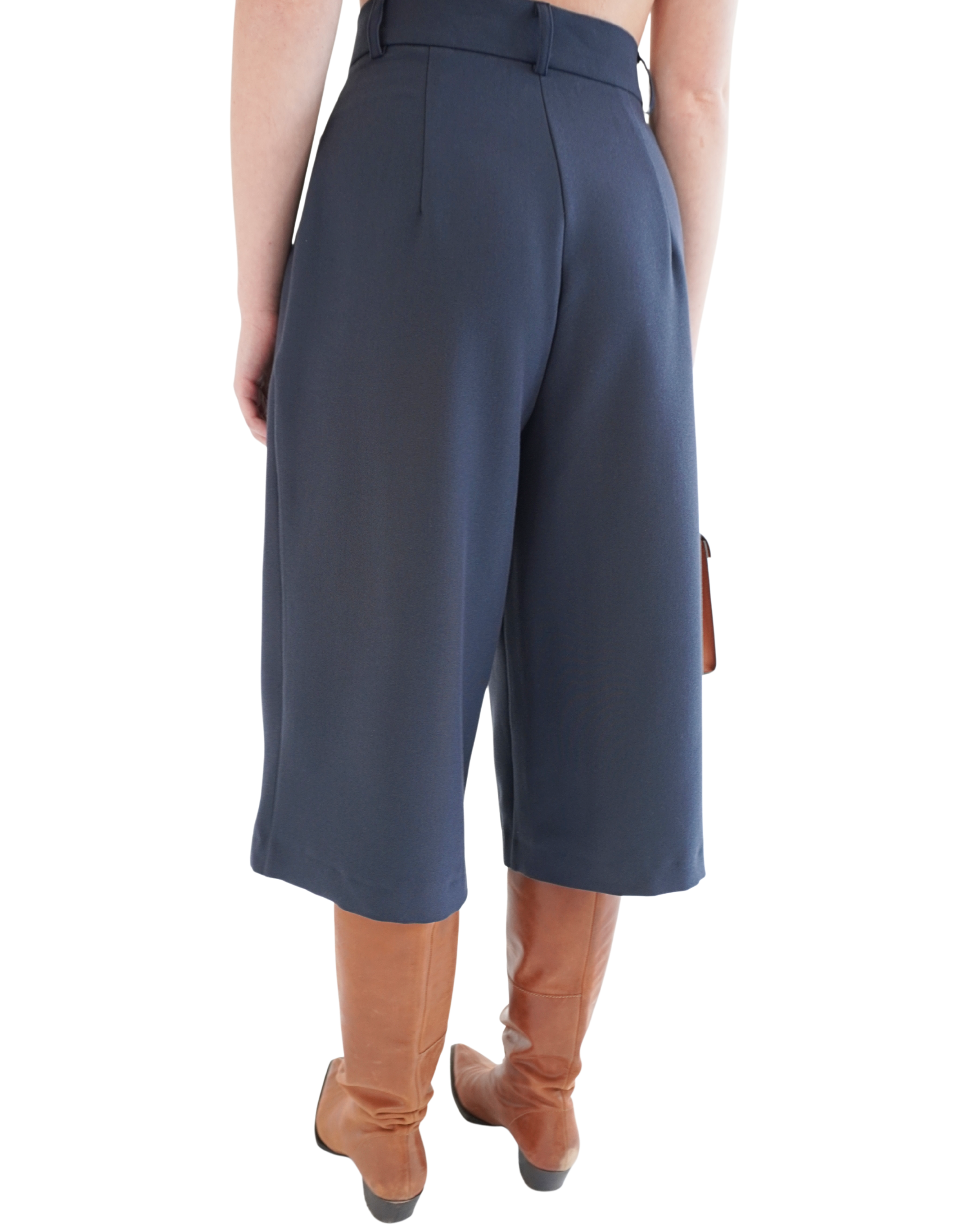 Back view of navy Delia bermuda shorts showing clean structure and flattering tailored fit THÉFI