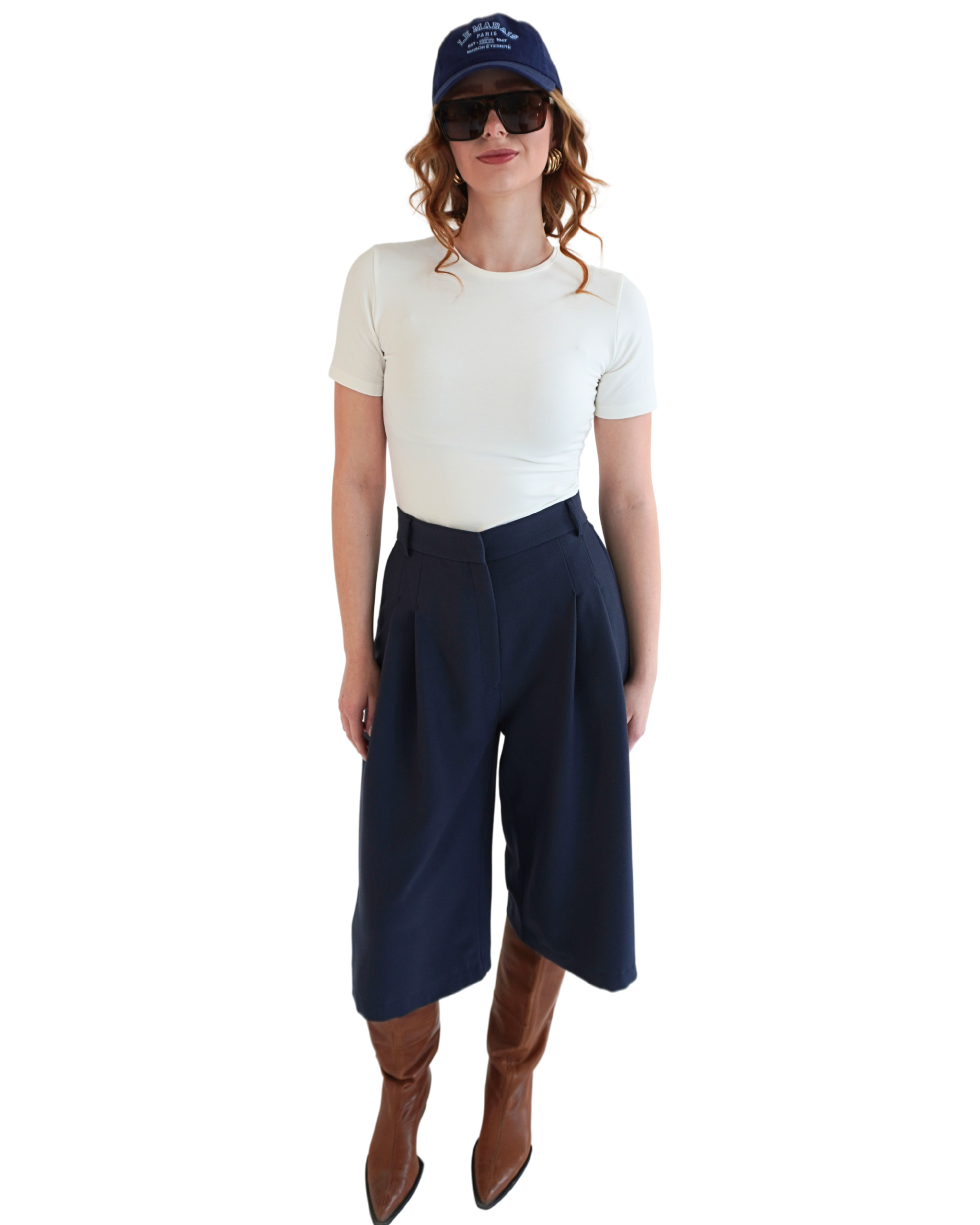 Navy Delia bermuda shorts styled casually with t-shirt for an effortless everyday outfit THÉFI