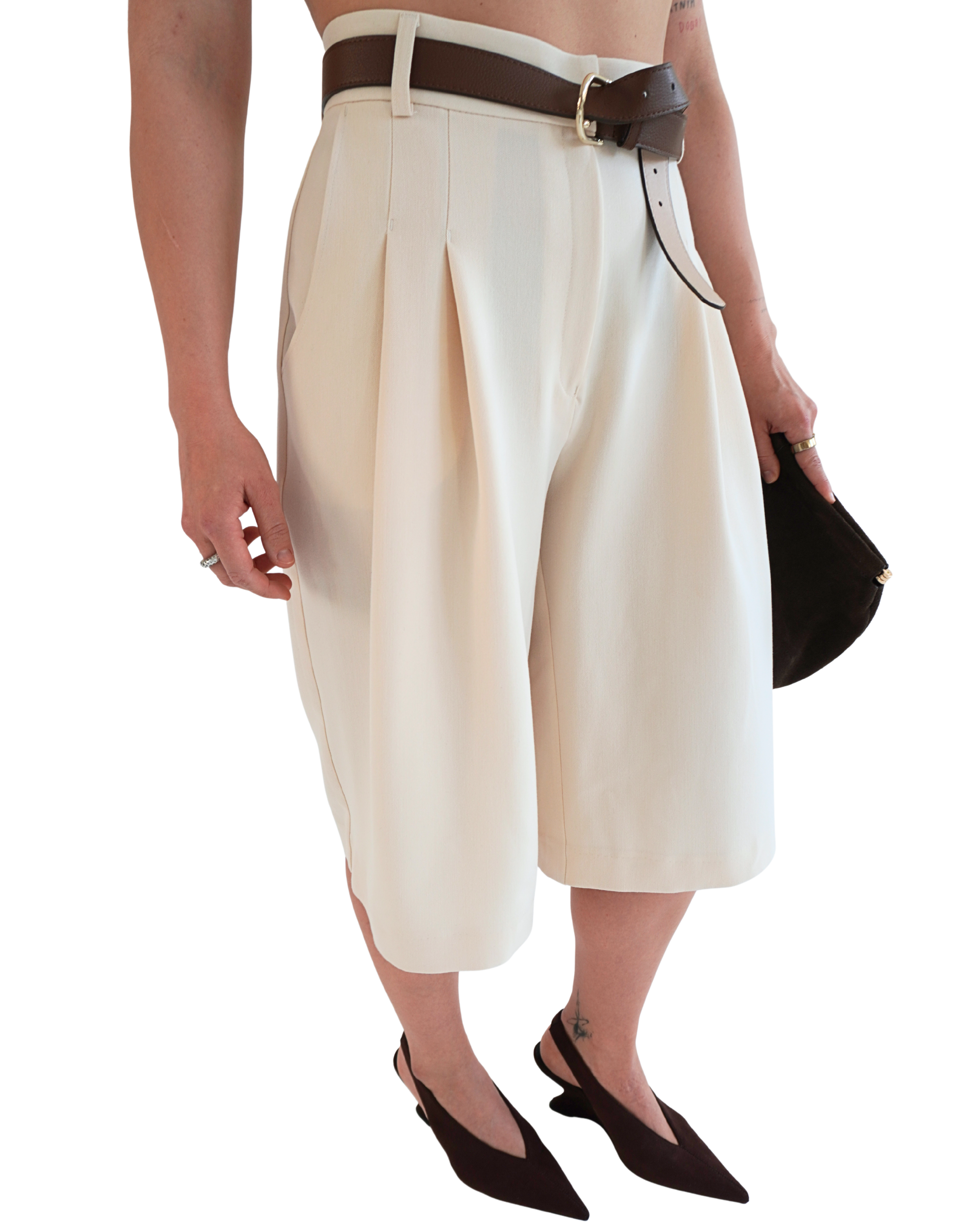 Front angle view of Delia bermuda shorts highlighting the structured shape and flattering silhouette THÉFI