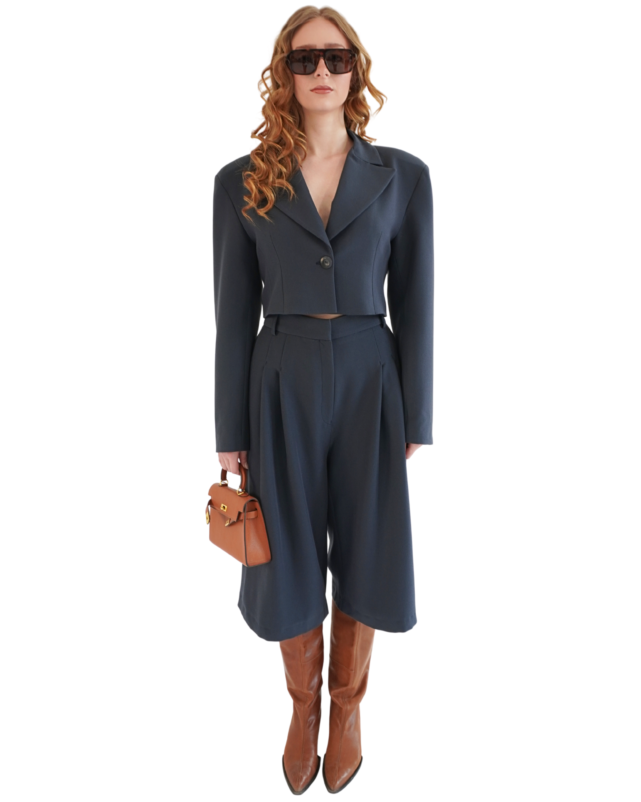 Full body look of navy Delia bermuda shorts styled as a structured tailored outfit THÉFI