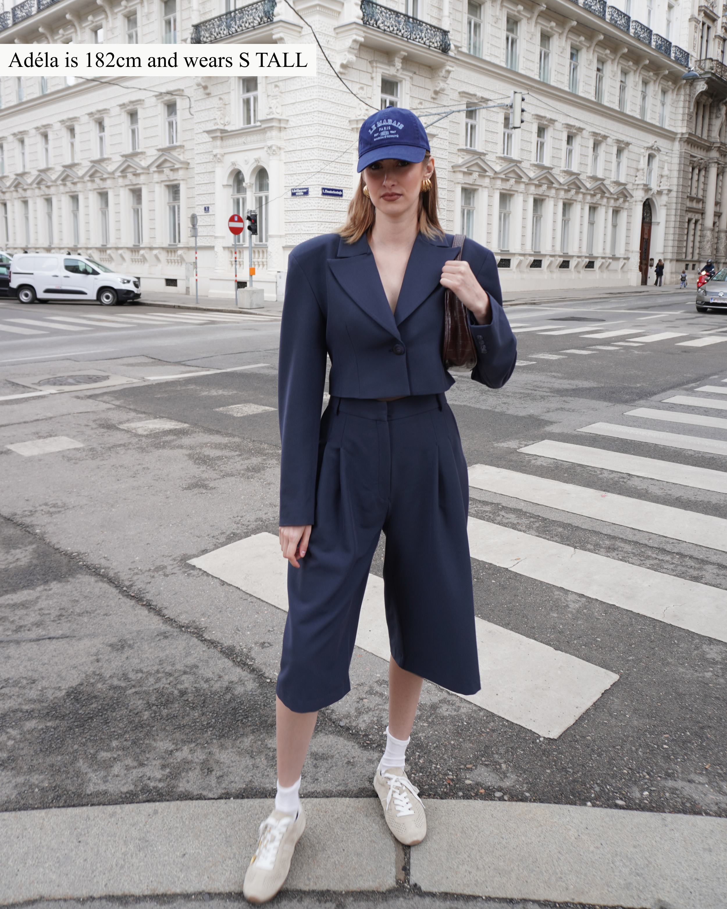 Navy Delia bermuda shorts in tall version styled casually with sneakers for an effortless everyday city outfit THÉFI