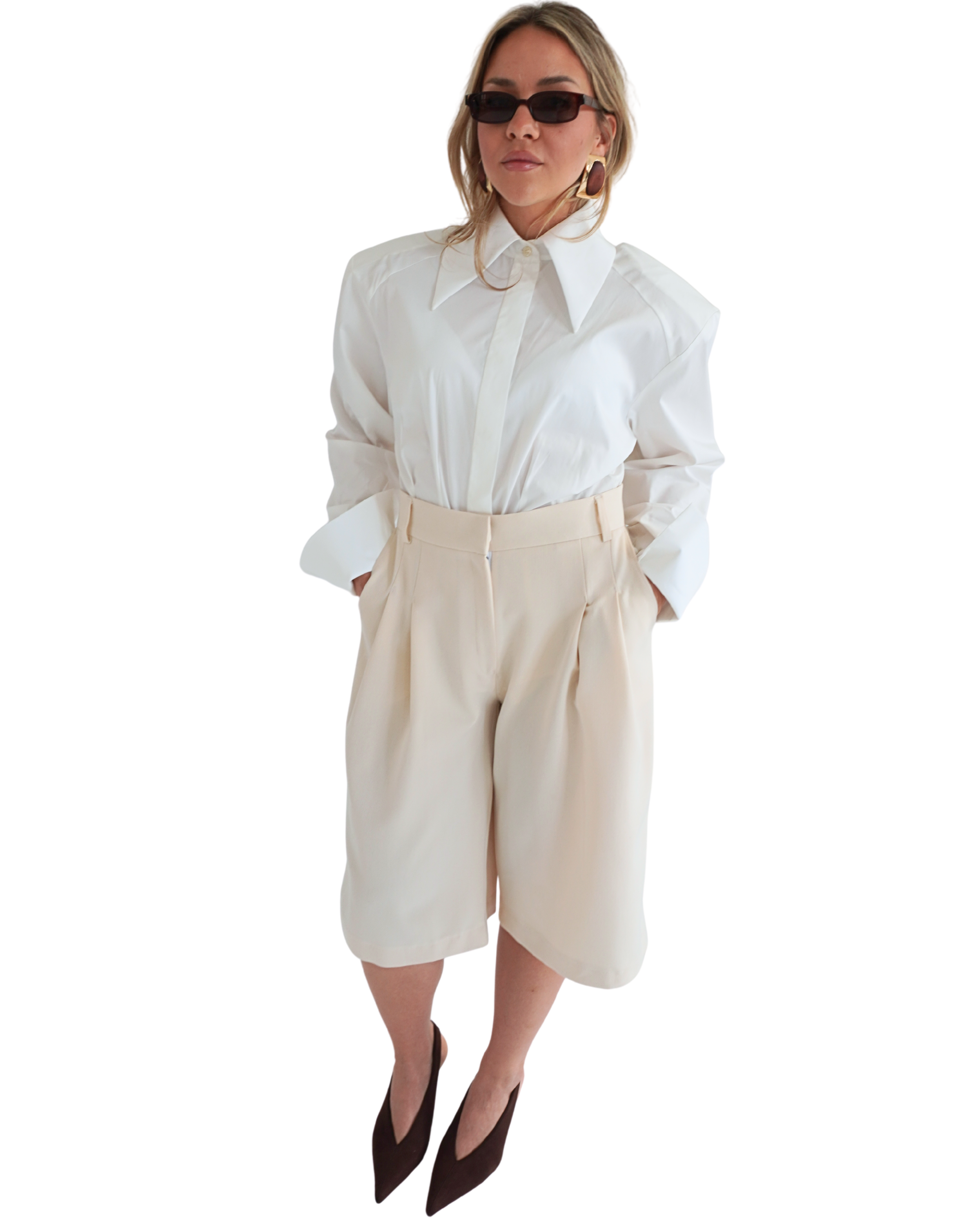 Delia bermuda shorts styled with a white shirt creating an elegant and versatile outfit THÉFI