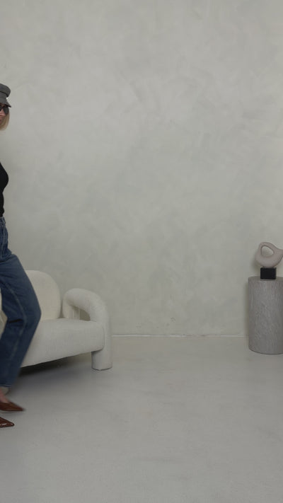 Video showcasing the black SELENE Turtleneck by THÉFI, highlighting its fitted silhouette, high stand collar and versatile everyday styling.