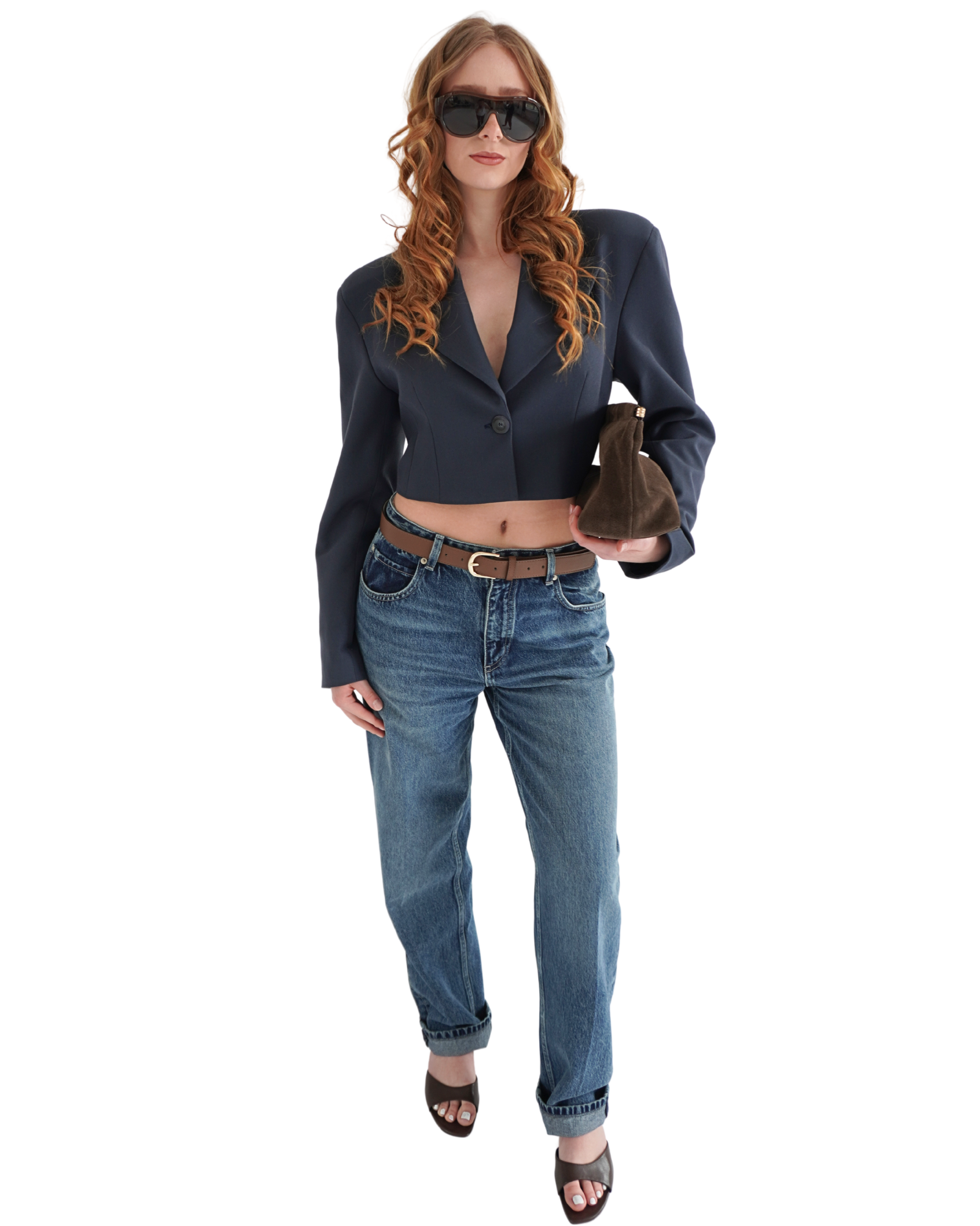 Navy crop blazer THÉFI paired with jeans for a casual yet elevated everyday look